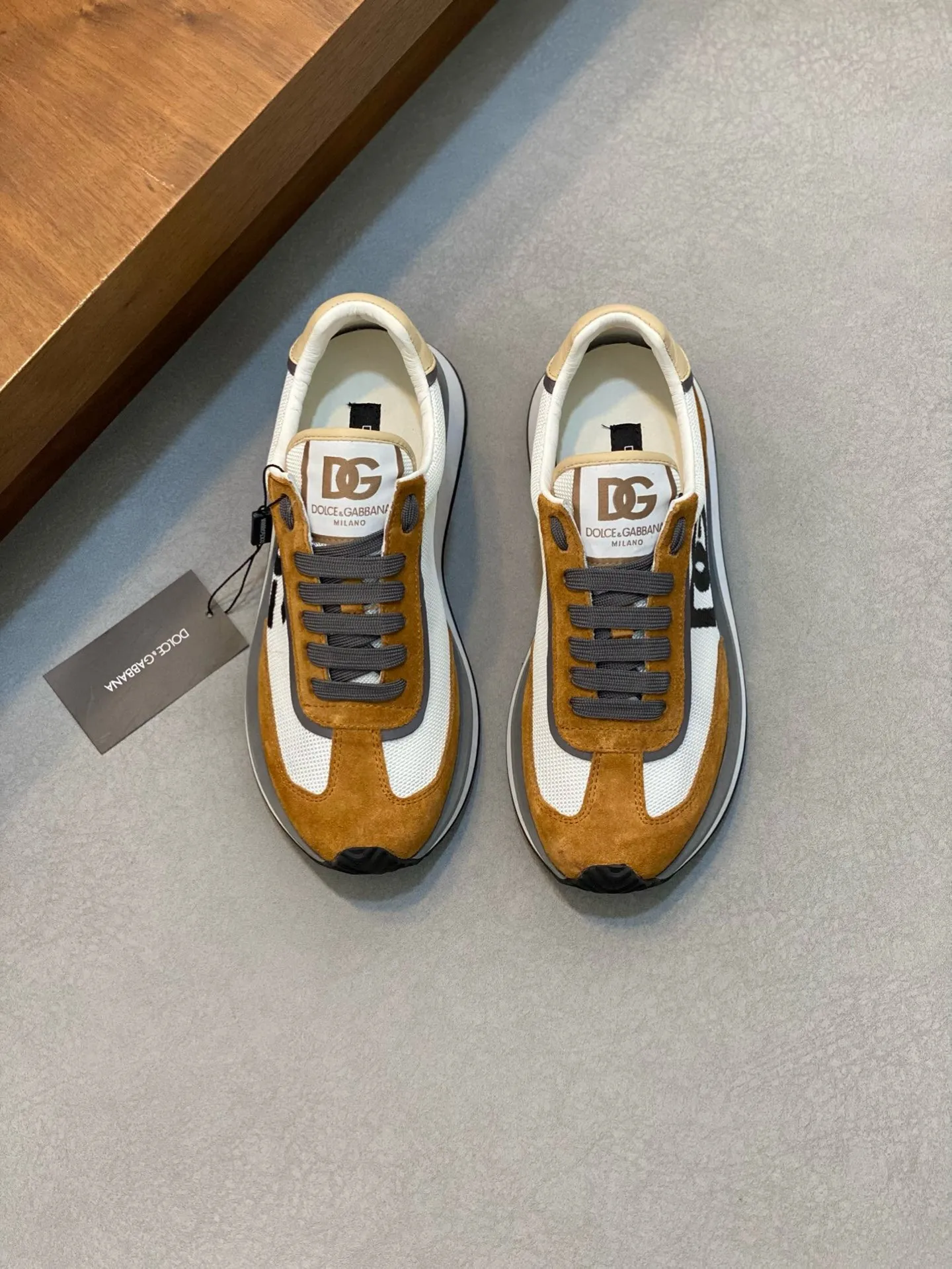 Factory price: 458💰••New products••Dolce&Gabbana••DG✔️High-end men's sports•casual shoes. Original goods from top counters. Original imported cowhide, multi-material splicing design ➕Imported cowhide lining, cowhide feet ➕Original TPR elastic outsole. Size: 39-44 (38, 45 customized)